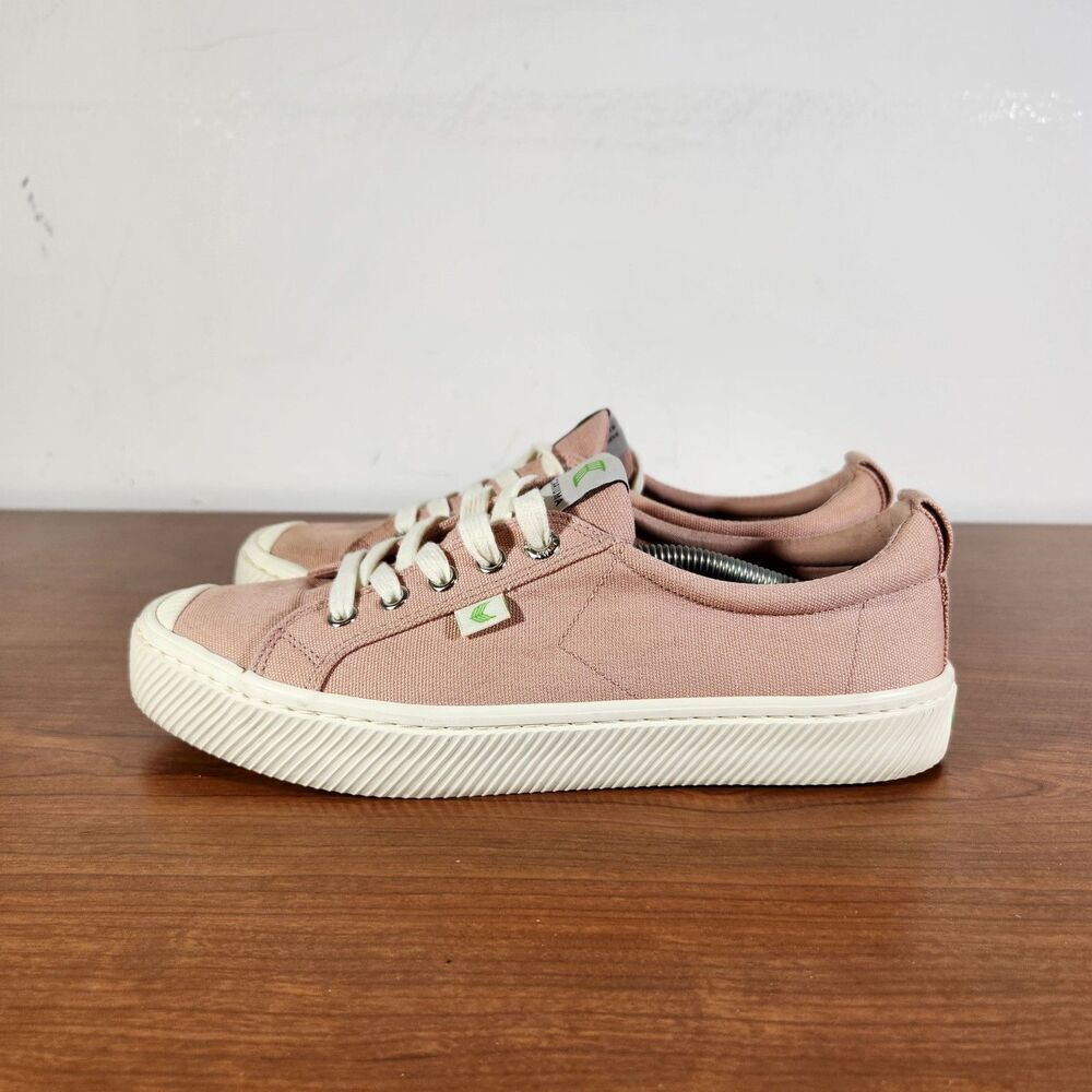 Cariuma Pink Low Comfort Sneaker Vegan Sneakers Shoes Womens Size 9 *FLAW READ*